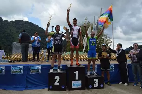 EL PODIO DE CICLISMO. El “Mono” Darío Gasco (centro) mostró toda su categoría. FOTO DE FACEBOOK DE CARLOS CASTILLO