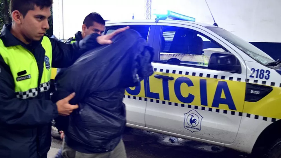 DETENIDO. La Policía traslada a uno de los prófugos. GENTILEZA DE LA SECRETARÍA DE COMUNICACIÓN DE LA PROVINCIA