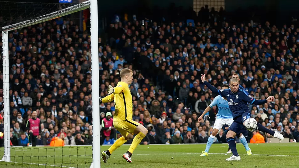 ATAJADA CUMBRE. Hart achicará ante Pepe, que disparó en el área chica de Manchester City.
FOTO DE REUTERS