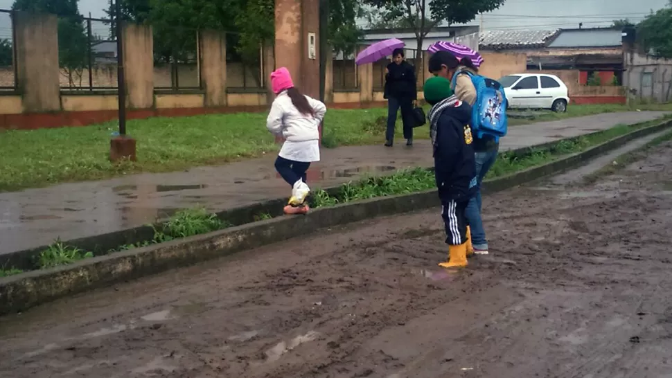 Se ponen bolsas en los pies para llegar a una escuela de Delfín Gallo