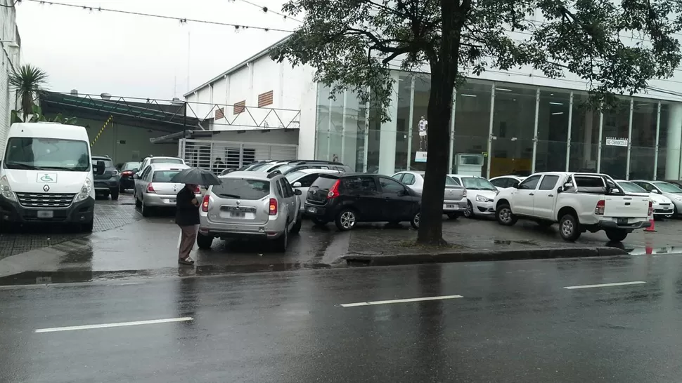 El lugar donde los autos están en la vereda y los peatones en la calle