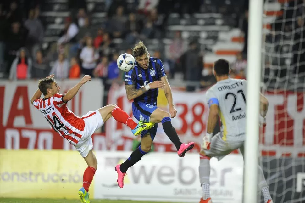 RIVALES DIRECTOS. Estudiantes y Atlético pelean por quedarse con el segundo lugar de la tabla de la zona 2. El “Pincha” aventaja al “decano” por tres puntos. foto de MATIAS NAPOLI ESCALERO (archivo)