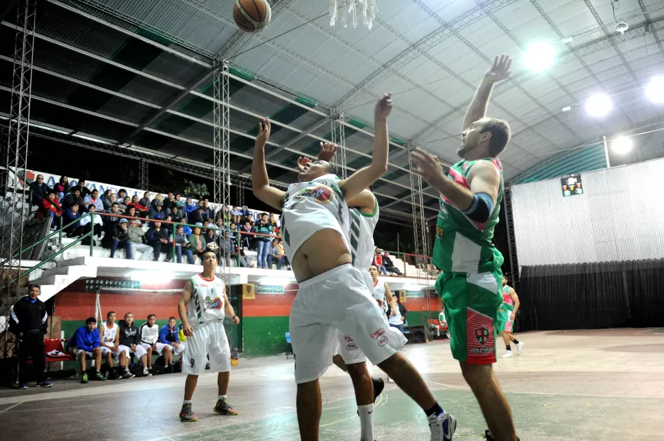 SENDA GANADORA. Javier Skibski contribuyó con 20 puntos al triunfo de Barrio.
FOTO DE ARCHIVO