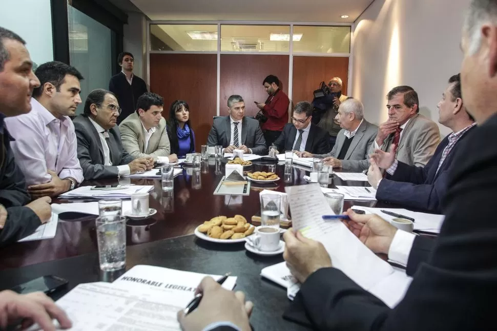 EN LA PRESIDENCIA SUBROGANTE. Silman (desde la cabecera de la mesa) coordina la reunión de la comisión de Labor Parlamentaria, en una sala de su oficina. prensa legislatura