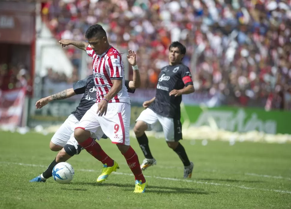 LISTO PARA FUSILAR. El zurdazo de Lentini vencerá a Santillán para sellar el 3-1 del “Santo” sobre el “Cuervo”. LA GACETA / FOTO DE FOTO DE JORGE OLMOS SGROSSO