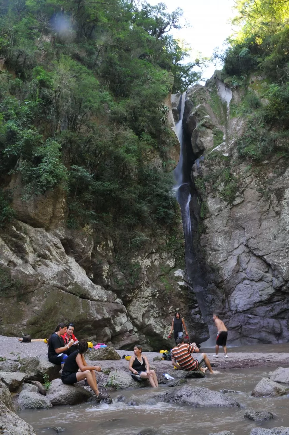 NATURALEZA. Tras una caminata de más de dos horas, llega un merecido descanso con los pies en la laguna. LA GACETA / FOTOS DE FRANCO VERA (ARCHIVO).