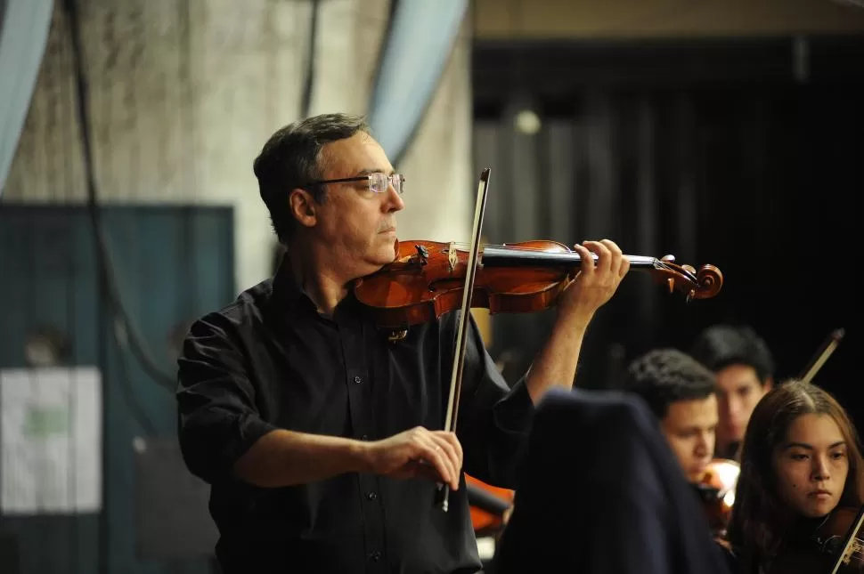 ESTILO. En el Colón, o en cualquier otro escenario, el sonido del violín de Saraví tiene nombre y apellido. LA GACETA / FOTO DE HÉCTOR PERALTA.