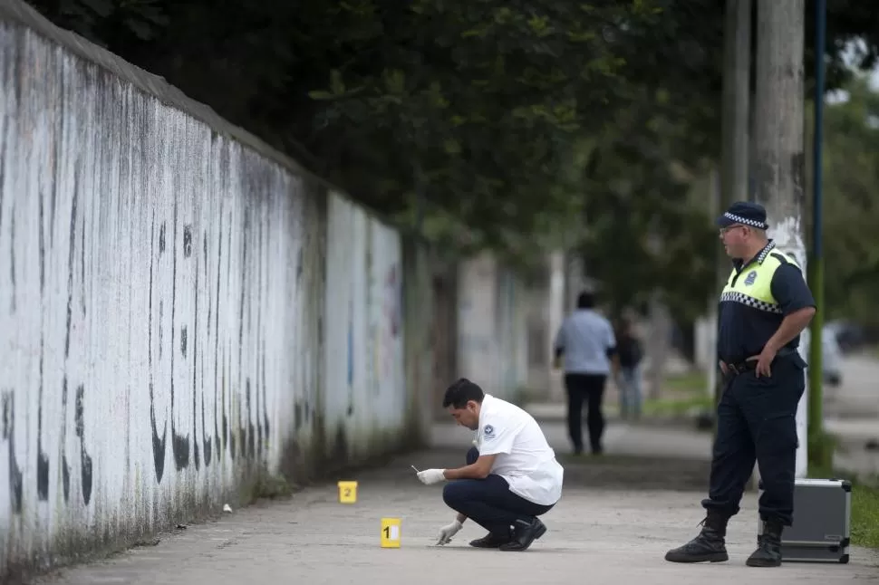 EN VILLA 9 DE JULIO. La Policía recogió evidencia y pistas luego de la muerte de Calderón. ARCHIVO LA GACETA / FOTOS DE DIEGO ARÁOZ