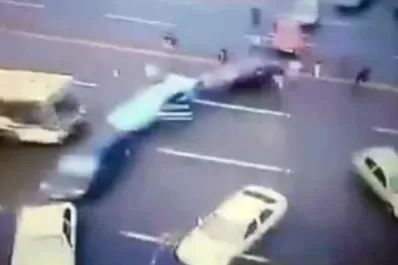 Video: un ómnibus embistió contra un piquete a favor de Dilma