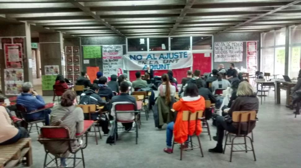 PROTESTA. Hubo clases públicas durante las cuales se informó a los alumnos sobre la situación salarial. adiunt