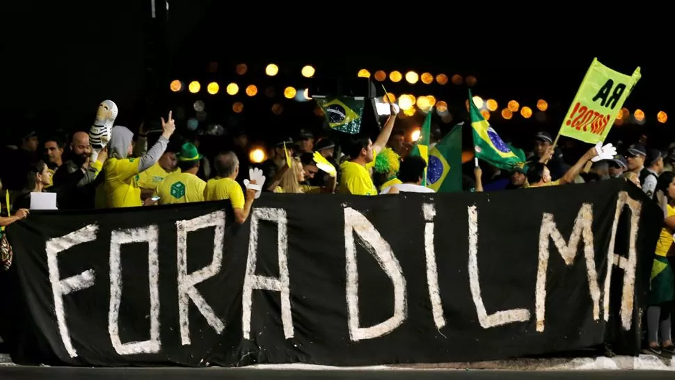 FUERA DILMA. Manifestantes opositores piden que la presidenta deje su cargo. REUTERS