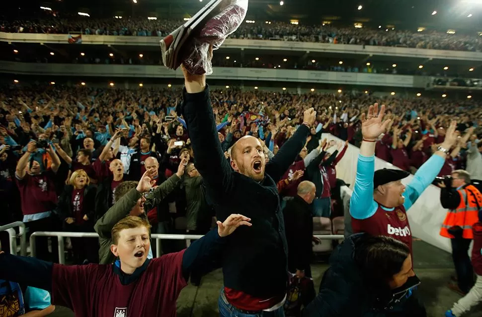 AGRESIONES Y FESTEJOS. Antes del partido, parciales de West Ham les tiraron piedras al micro que trasladaba a los Diablos Rojos. En la cancha, su equipo venció 3-2.
FOTO DE REUTERS