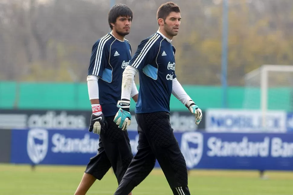 EN LA MIRA. Mariano Andújar -en la foto junto a Sergio Romero- es el preferido de Gallardo para reemplazar a Barovero.
FOTO DE ARCHIVO