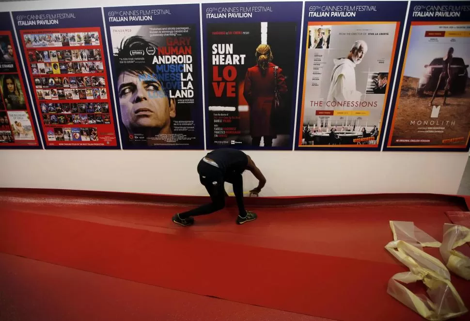 ÚLTIMOS DETALLES. Un operario termina de ajustar el ingreso a una de las salas de proyección en Cannes, que fue bautizada como Pabellón Italiano. Reuters.