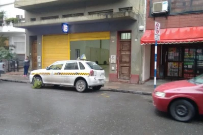 Tránsito dejó un auto con cepo en la puerta de una guardería