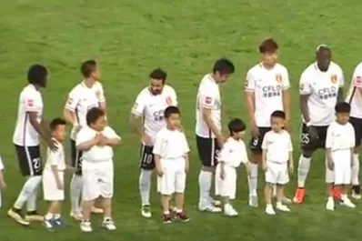 Video: la broma de Lavezzi que hizo enojar a un niño