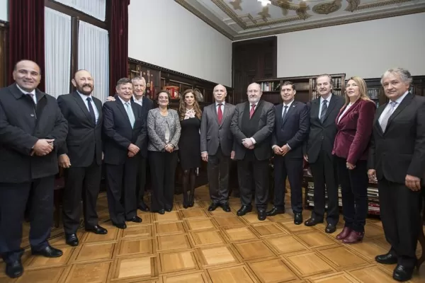 Diálogo y quejas entre gobernadores y la Corte