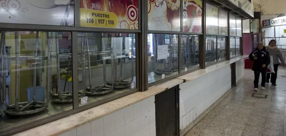  CON LAS SILLAS ARRIBA DE LAS MESADAS. El establecimiento que elabora y vende alimentos en el Mercado del Norte permanece cerrado al público. LA GACETA / FOTO DE JORGE OLMOS SGROSSO.- 