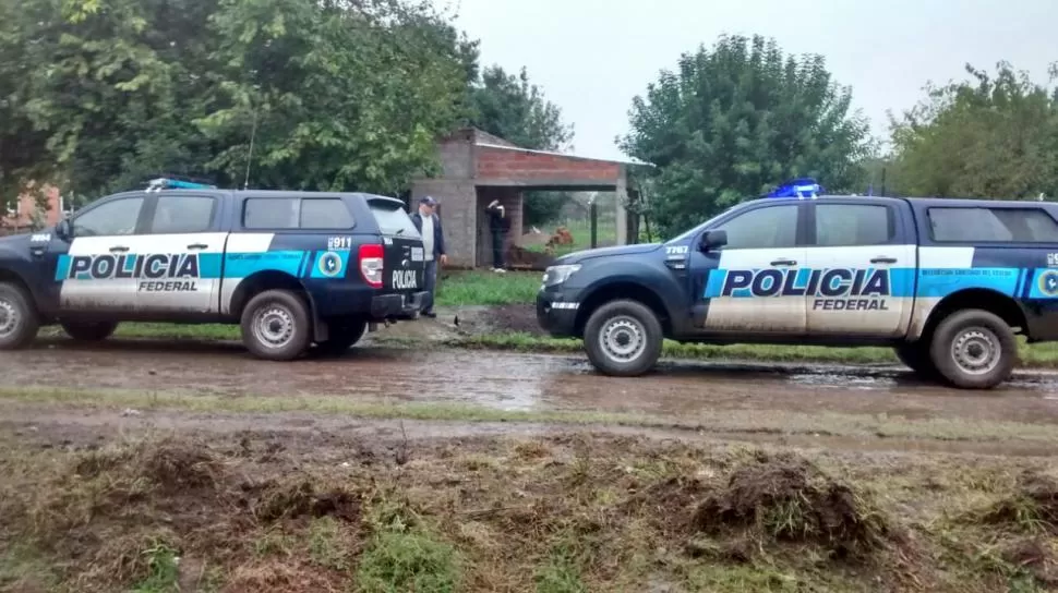 GRAN DESPLIEGUE POLICIAL EN LEALES. Uniformados de la Federal detuvieron a tres personas y secuestraron 4,5 kilos de cocaína, el martes a la tarde. gentileza policía federal
