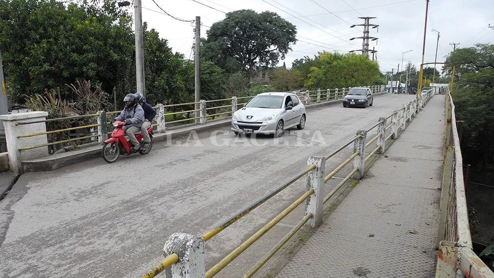 LUGAR DEL ROBO. El joven abordó a la policía en el puente de Los Pocitos, cuando ella se dirigía a su trabajo. ARCHIVO LA GACETA / FOTO DE JOSÉ NUNO