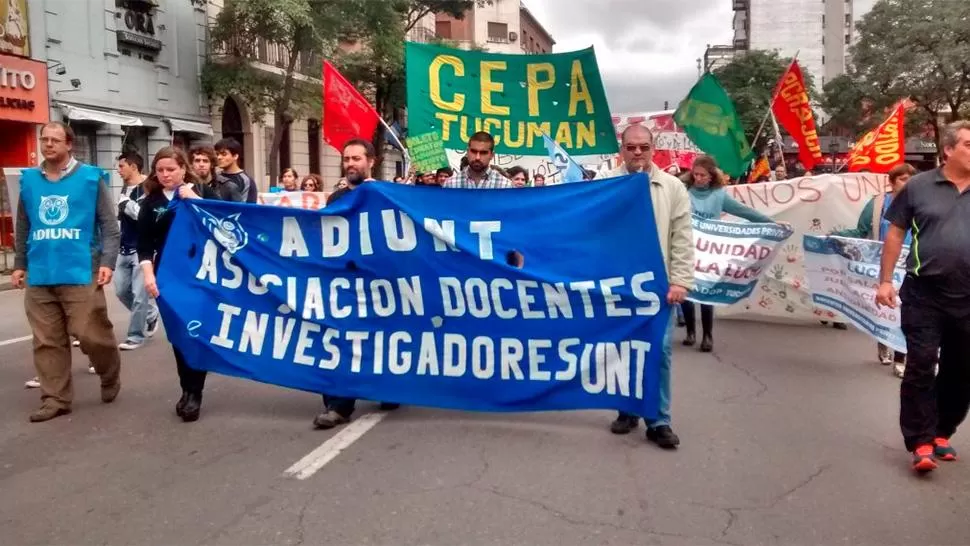 MOVILIZACIÓN. Los docentes marcharon junto a los estudiantes unviersitarios. FOTO TOMADA DE TWITTER.COM/ADIUNT