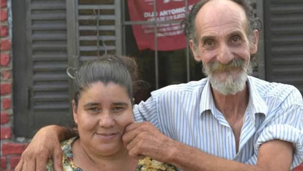 FARÍAS Y SU ESPOSA. El vendedor de bollo sufrió un ataque tras su reunión con el presidente. FOTO TOMADA DE UNOSANTAFE.COM