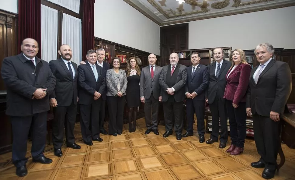 EN LA CORTE SUPREMA. Manzur participó del encuentro con gobernadores del Frente para la Victoria (FpV).  FOTO DE cij.gov.ar