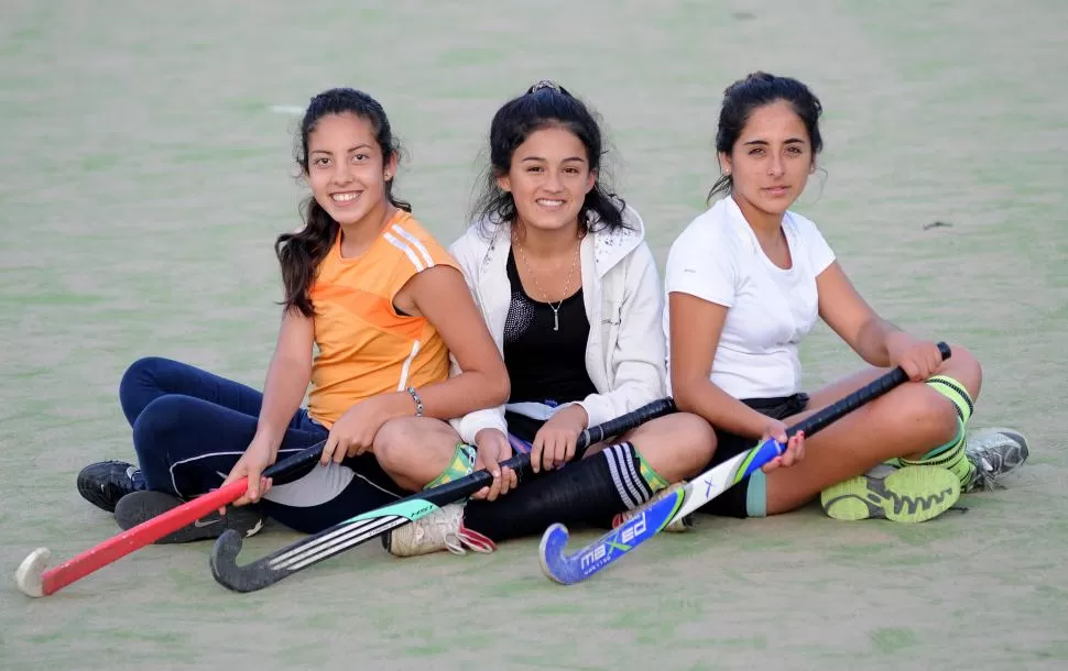 ENORME SACRIFICIO. Es el que hacen tres veces por semana, Gabriela (izq) y Jorgelina Campero (centro) y Guadalupe Véliz.  la gaceta / foto de héctor peralta