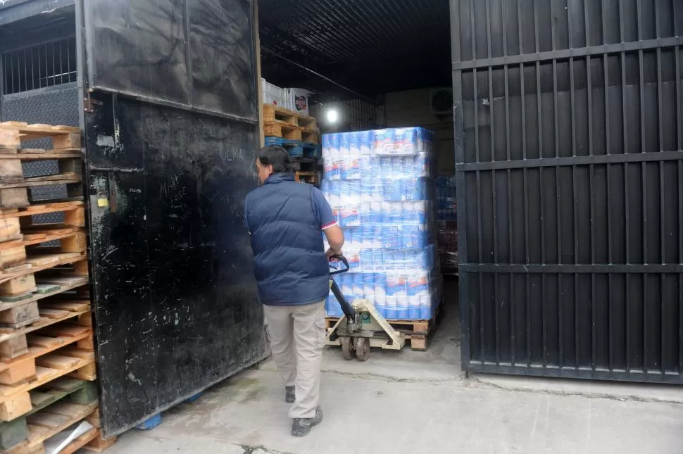 ATAQUE SORPRESA. Los empleados fueron abordados cuando descargaban mercadería de dos camiones. la gaceta / foto de antonio ferroni