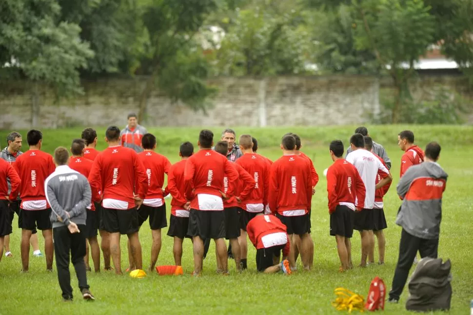 EXPLICANDO EL LIBRETO. Diego Cagna habla; los jugadores escuchan. El entrenador dejó en claro qué es lo que quiere que su equipo haga en Misiones. Volver con la victoria es el principal objetivo. la gaceta / foto de Inés Quinteros Orio (archivo)