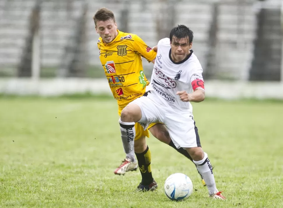 EXPERIMENTADO. Raúl Saavedra aporta marca, salida y goles en el “Cuervo”. la gaceta / foto de FOTO DE JORGE OLMOS SGROSSO (archivo)