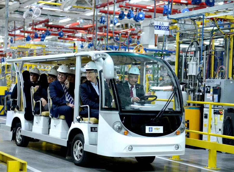 VISITA. Macri hizo una recorrida por la fábrica Chevrolet, en Rosario. reuters