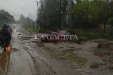 Un auto fue arrastrado por el agua y el barro en La Rinconada