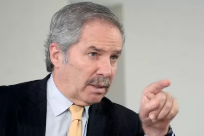 Según Felipe Solá, la amenaza de vetar la Ley Antidespidos muestra que el Gobierno no entiende de política