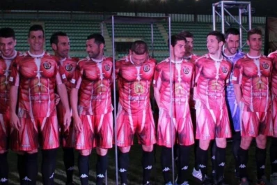 Presentaron su nueva camiseta, con músculos del cuerpo humano