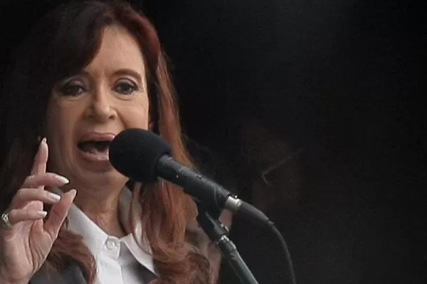 Procesan y embargan a Cristina Kirchner por la causa del dólar futuro