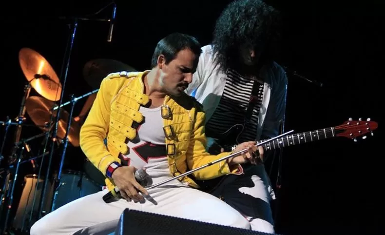 CON LA CHAMARRA AMARILLA. La imitación alcanza a la iluminación, la escenografía y la indumentaria. nuevodiarioweb.com.ar