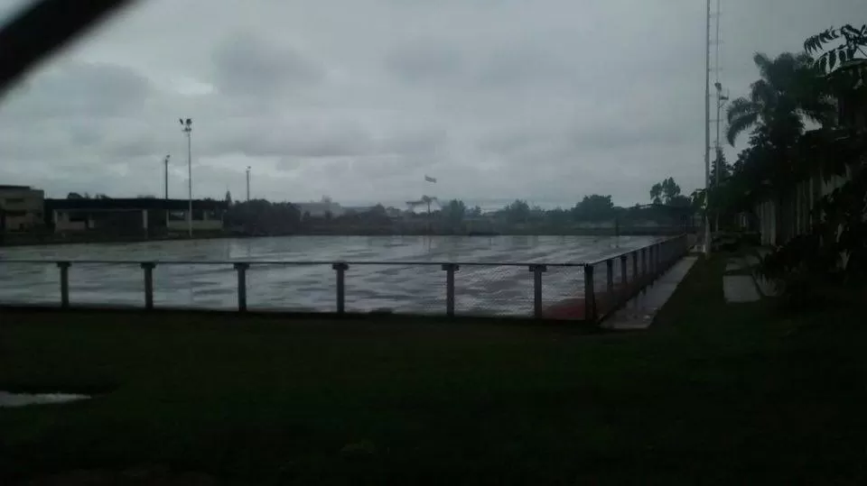 UNA PILETA. La cancha de “Uni” presentó esta imagen ayer por la mañana y los partidos se trasladaron a Tucumán Rugby. foto de JOSÉ CONTRERAS