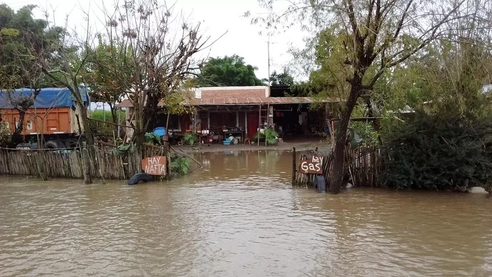 LOS AGUDO. El agua llega hasta las casas. LA GACETA / OSVALDO RIPOLL