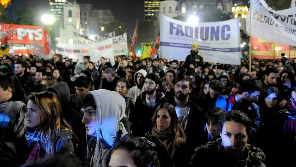 EN LA CALLE. Docentes y alumnos universitarios se movilizaron anoche en Capital Federal en reclamo de mayores fondos para las instituciones. DYN