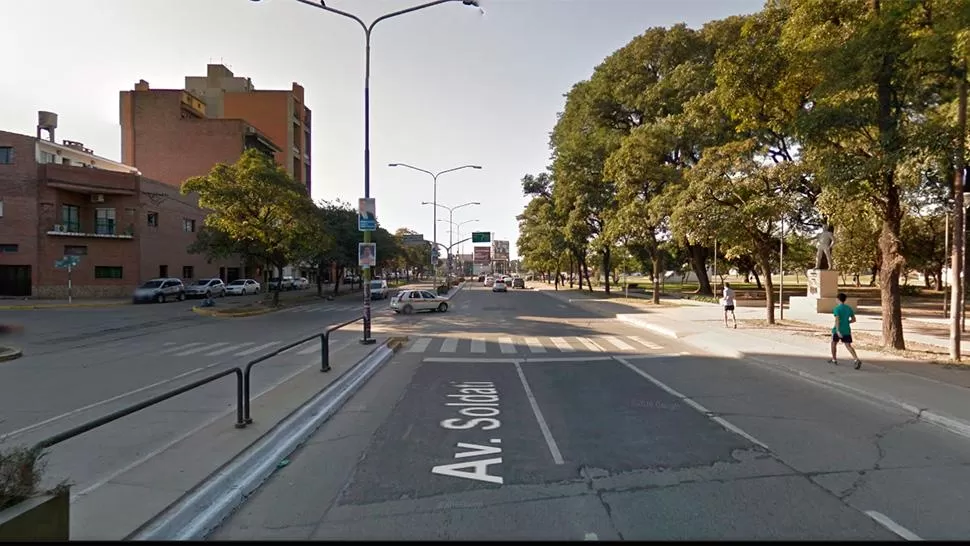 Acuchilló a una mujer que esperaba el colectivo para robarle la cartera