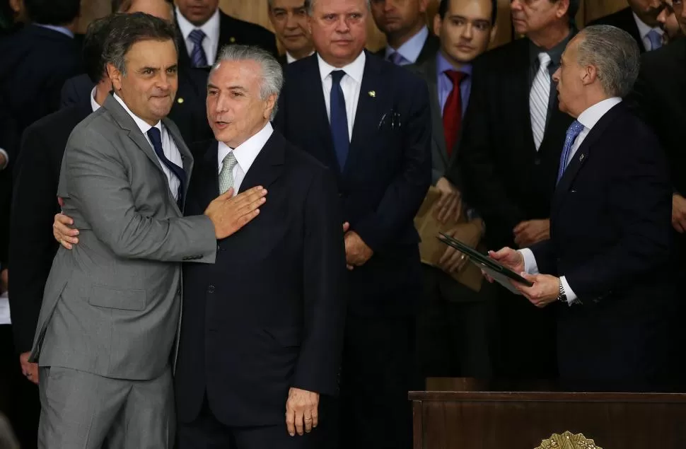 “HAY QUE CONFIAR”. Temer se saluda con aliados luego del mensaje.  