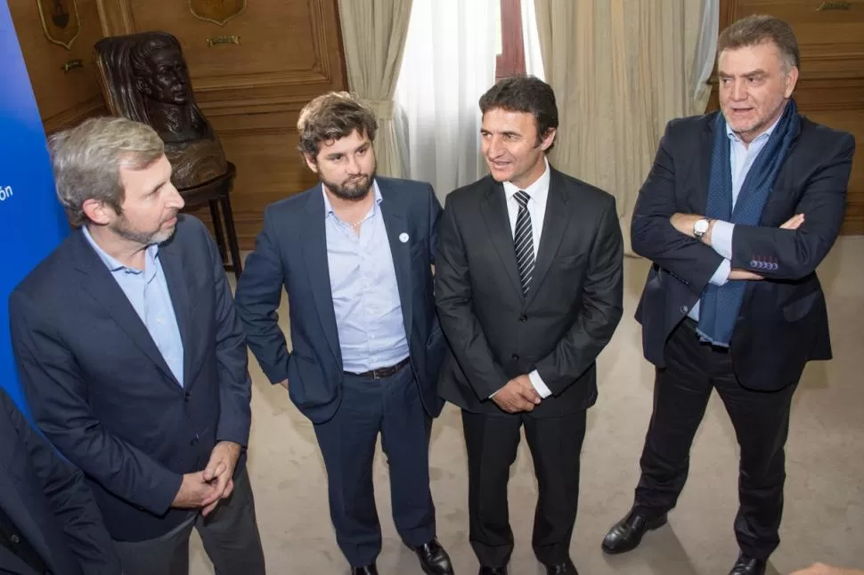 UN AUSENTE. Frigerio y Amaya recibieron a los intendentes de Yerba Buena, Mariano Campero; y de Concepción, Roberto Sánchez, pero el dato significativo fue el faltazo de la tercera invitada: Patricia Lizárraga, de Famaillá. FOTO DE Victor Winograd