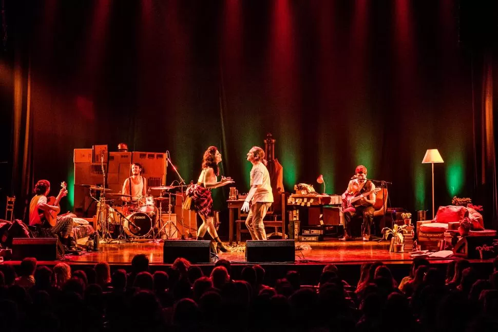 FRENTE A FRENTE. Lucrecia Pinto y Darío Sztajnszrajber, en el centro del escenario en un espectáculo diferente de canciones y pensamientos. Prensa “Desencajados”.