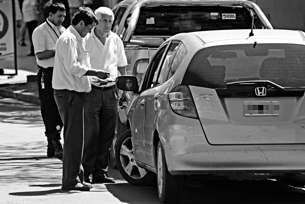 EN INFRACCIÓN. La doble fila es una de las más usuales en el microcentro y “daña” al tránsito en la ciudad, según los funcionarios de la Municipalidad. LA GACETA / FOTO DE JORGE OLMOS SGROSSO.