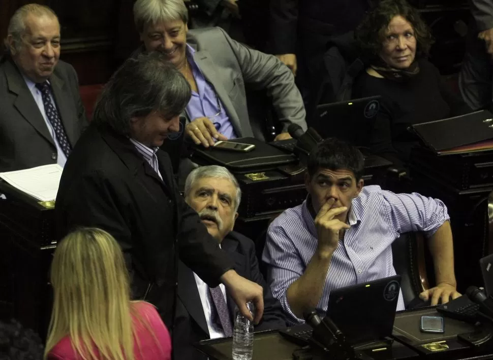 SIN QUÓRUM. Integrantes del FpV, junto a Julio De Vido y Máximo Kirchner; sólo reunieron 97 diputados dyn