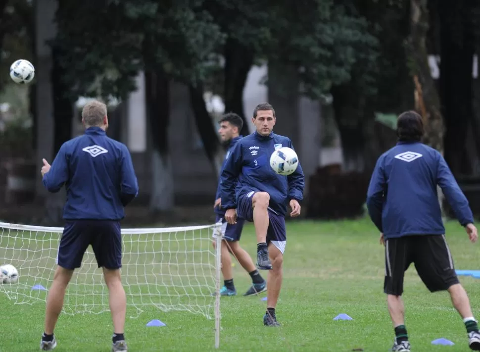 RELAJADO. Bianchi juega al fútbol tenis con Menéndez durante el entrenamiento. El defensor confía en que el equipo logrará el objetivo de llegar a jugar la Copa.  la gaceta / foto de héctor peralta