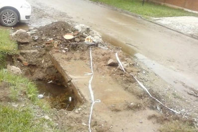 Denuncia que le dejaron un cráter en la puerta de su casa