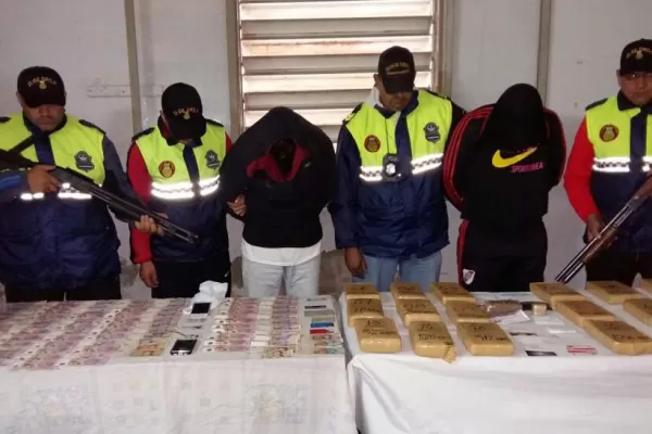 Detuvieron a dos hombres en Aguilares con 20 kilos de marihuana