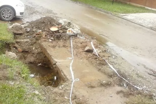 Denuncia que le dejaron un cráter en la puerta de su casa